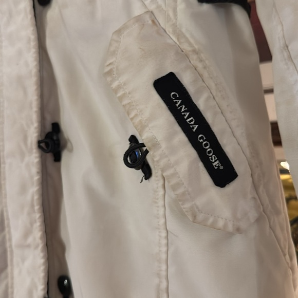 White Canada Goose Parka sz XS NEEDS CLEANING- see pics Coyote Fur detach hood - Picture 3 of 12